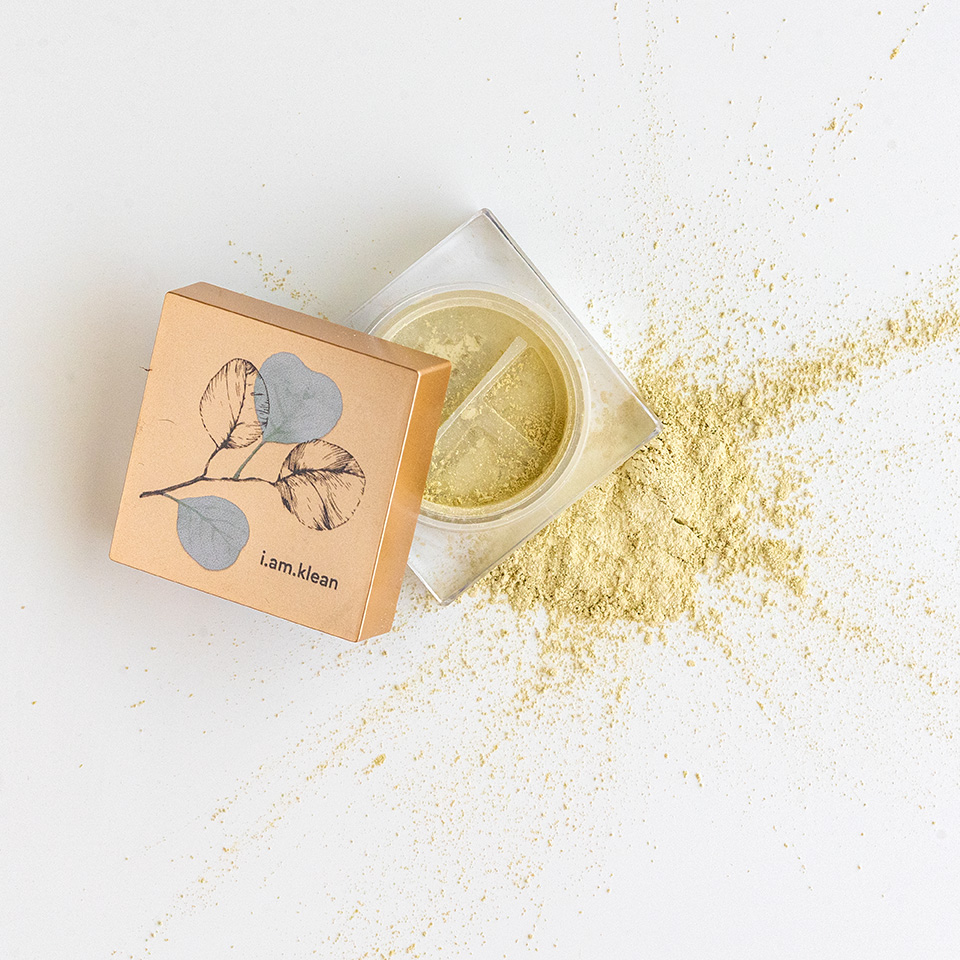Loose mineral concealer Against Red